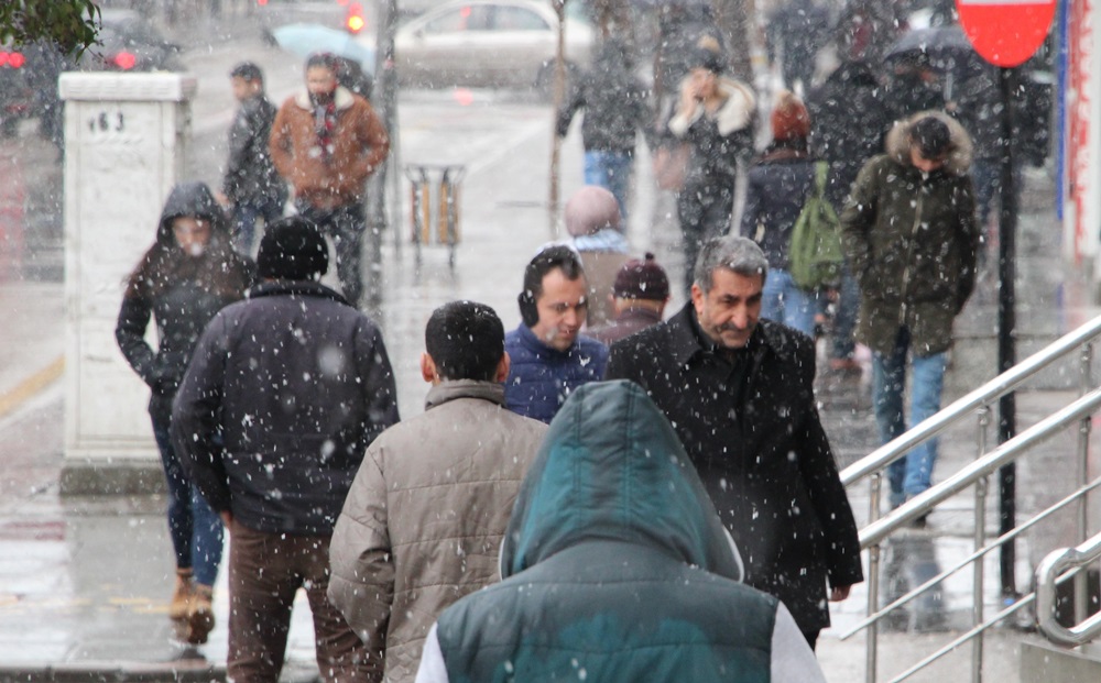 KENT MERKEZİNE MEVSİMİN İLK KARI YAĞDI