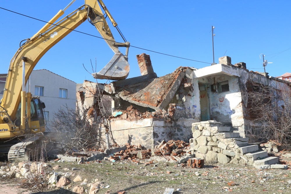 METRUK BİNALARIN YIKIMI BAŞLADI
