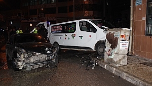 MİNİBÜSLE OTOMOBİL ÇARPIŞTI 3 KİŞİ YARALANDI