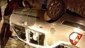 OTOMOBİL TAKLA ATTI, 2 KİŞİ YARALANDI