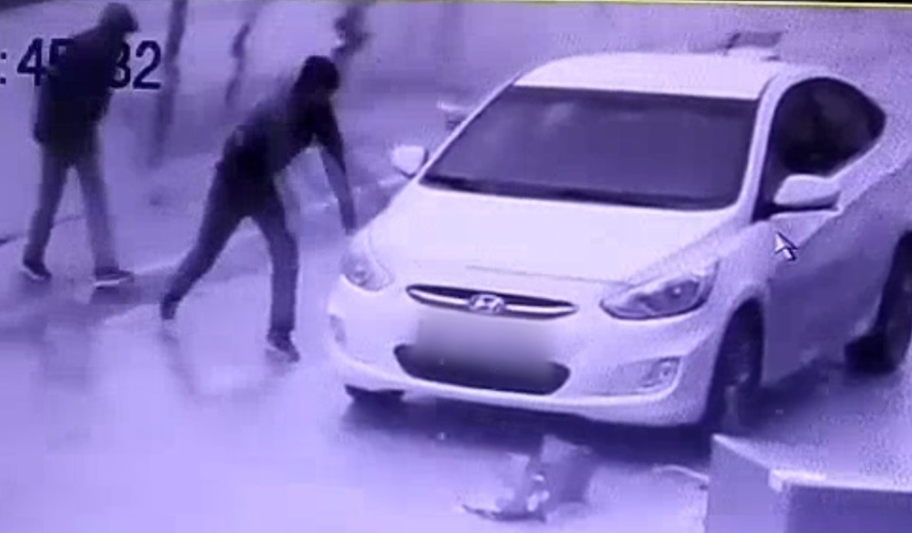 OTOMOBİLİN CAMINI TAŞLA KIRIP, BÖYLE SOYDULAR