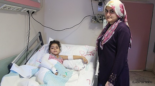 DEPREMDE ÜZERİNE SU DÖKÜLEN HİRA NUR HİS KAYBI YAŞIYOR