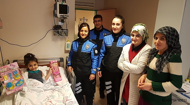 DEPREMZEDE HİRA NUR'A POLİSLERDEN MORAL ZİYARETİ