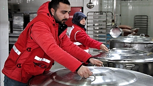 DEPREMZEDELER İÇİN GÖNÜLLÜ ANNE OĞLU GÖREVDE