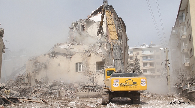 ELAZIĞ'DA AĞIR HASARLI YAPILARIN YIKIMI SÜRÜYOR