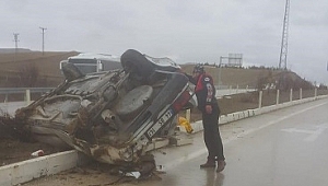 KONTROLÜ KAYBEDİNCE ARAÇ TERS DÖNDÜ