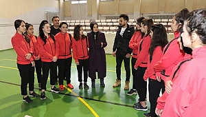 MİLLETVEKİLİ BALIK'TAN KIZ FUTSAL TAKIMINA DESTEK! 