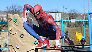 ÖRÜMCEK ADAM DEPREMZEDE ÇOCUKLARI EĞLENDİRDİ