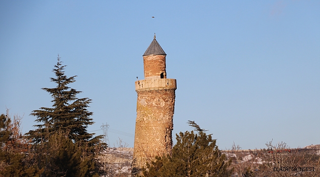 PİSA KULESİNDEN DAHA FAZLA EĞİK OLAN MİNARE, DEPREMDEN ETKİLENMEDİ