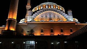 CAMİLERDEN DUA SESLERİ YÜKSELDİ