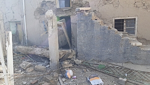 ELAZIĞ'DA HASARLI KERPİÇ EVİN BALKONU YIKILDI: 1 ÖLÜ