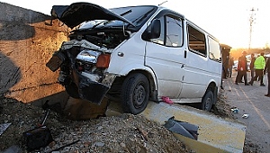 FRENİ PATLAYAN MİNİBÜS BETON BLOKA ÇARPTI 