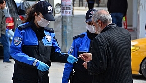 HEM ALIŞVERİŞ YAPIYORLAR, HEM VATANDAŞLARI UYARIYORLAR