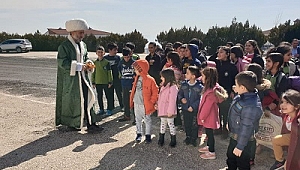ÖĞRENCİLERE FARKLI OYUNLARLA MORAL VERİYORLAR
