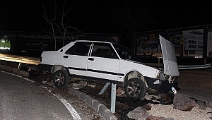OTOMOBİL BARİYERE ÇARPTI 3 KİŞİ YARALANDI