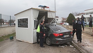 OTOMOBİL GÜVENLİK KULÜBESİNE GİRDİ: 5 YARALI