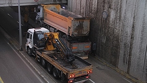 TIR ALT GEÇİTTE SIKIŞTI