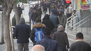 VATANDAŞLARIN UYARILARA RAĞMEN SOKAKTA BULUNMASI DİKKAT ÇEKTİ
