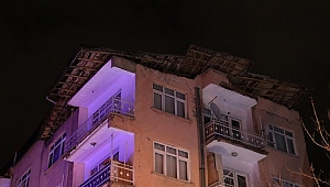 Depremde hasar gören binanın çatısı çöktü