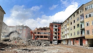 Depremden sonra mahallelerde yıkımlar başladı 