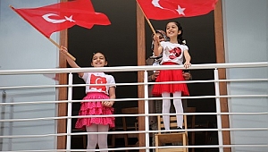 Elazığ'da apartmanlarda coşkulu 23 Nisan kutlaması