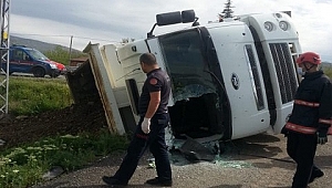 Elazığ'da kamyon devrildi, o anlar kameraya yansıdı