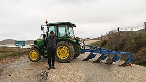 Muhtar köy yolunu traktörler kontrol altına alıyor