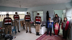 On yaşında annesine doğum günü partisi yaptı