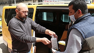 Ücretsiz maske ve eldiven vererek aracına alıyor