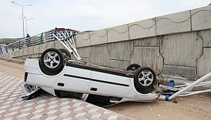 Araç üste geçitten aşağı düştü