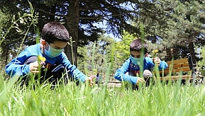 Elazığ'da 5 yaşındaki ikizler 4 saatlik izinde doyasıya eğlendi