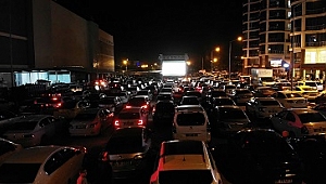 Elazığ'da arabada sinema keyfi