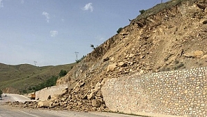 Elazığ-Keban yolunda heyelan, kaya parçaları yolu kapattı