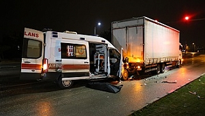 Elazığda ambulans kırmızı ışıktan duran kamyona çarptı