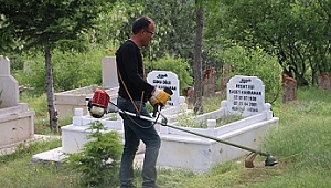Mezarlıkları ziyaret edemeyecekleri için kabristanları temizledi