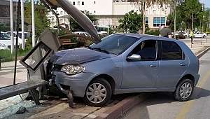 Otomobil durağa girdi