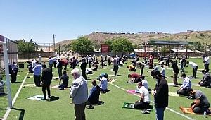 Palu ilçesinde Cuma namazı stadyumda kılındı