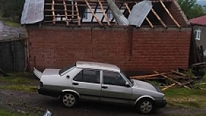 Rüzgar çatıları uçurdu bir kişi yaralandı