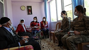 Yaşlı çifte kahve içmeye gittiler