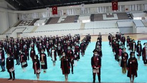 Elazığ'da Tıp Fakültesi öğrencilerinin maskeli ve sosyal mesafeli yemin töreni