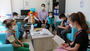 Çocuklar uzmanlar eşliğinde hem oyunlar oynuyor, hem de sınavlara hazırlanıyor
