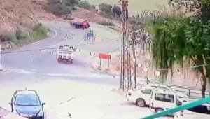 Elazığ'da kamyonun devrilme anı kameralara yansıdı