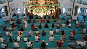 Elazığ'da sosyal mesafeli bayram namazı