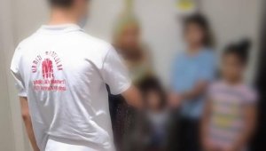 Elazığ'da tuhafiyeciler 150 çocuğu sevindirdi