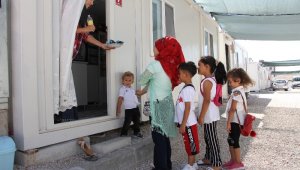 Konteyner kentlerde depremzede çocukların bayram sevinci