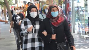 Covid-19 artınca, Elazığ'da herkes maske takmaya başladı