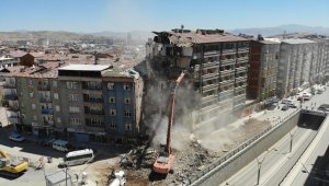 Depremin vurduğu Elazığ'da yıkımlar hızlandırıldı, 16 noktada çalışma başladı