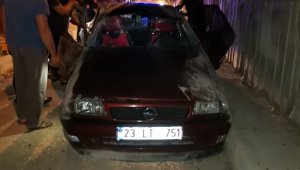 Elazığ'da aynı yerde ikinci kaza, otomobil üst geçitten uçtu: 3 yaralı