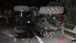 Elazığ'da bariyerlere çarpan traktör devrildi: 2 yaralı