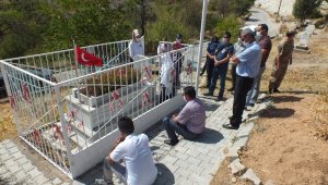 26 yıl önce şehit edilen 6 öğretmenden Elazığlı Rüstem Şen kabri başında anıldı